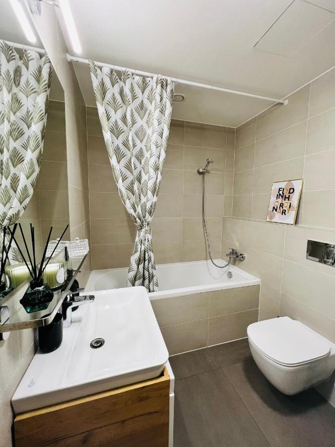 White Pearl Studio With Parking In Holesovice Prag Exteriör bild